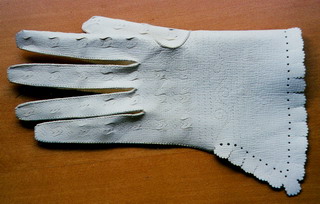 Alum tawed goat sin gloves with pinking and scaloped cuffs. Made for the Globe Theatre